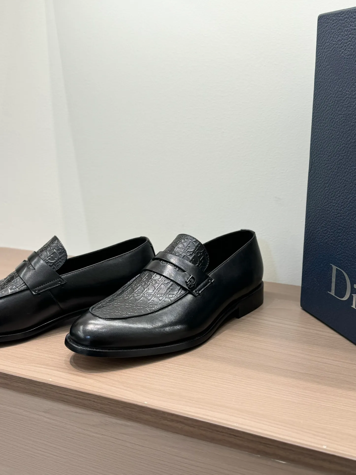 [Dior Dior] Top P: 960💰 Standard code 39-44 (38.45.46 custom-made, non-refundable and non-exchangeable) Dior Dior's latest high-end men's boutique casual leather shoes, the upper is carefully made of black cowhide/open-edge beaded leather/high-mercerized frosted cowhide, the classic silhouette shows elegance, and the upper strap is matched with a metal-coated CD Icon decorative buckle to enhance the style. Comfortable and lightweight, the Italian leather sole features anti-slip rubber inserts. The Blake structured leather sole with anti-slip details showcases Dio*'s exceptional craftsmanship. Elegant and refined, it can be matched with all kinds of suits.